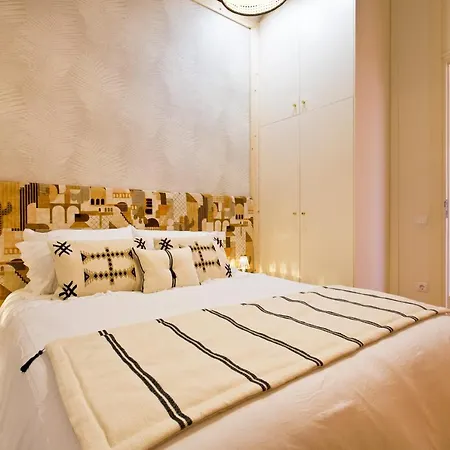 Boutique Rentals- Urban Garden Balcony&garden 公寓 *