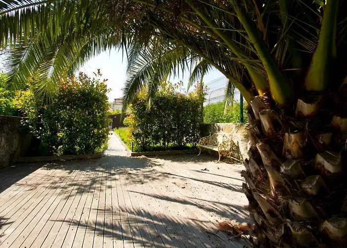 Boutique Rentals- Urban Garden Balcony&garden 公寓 *